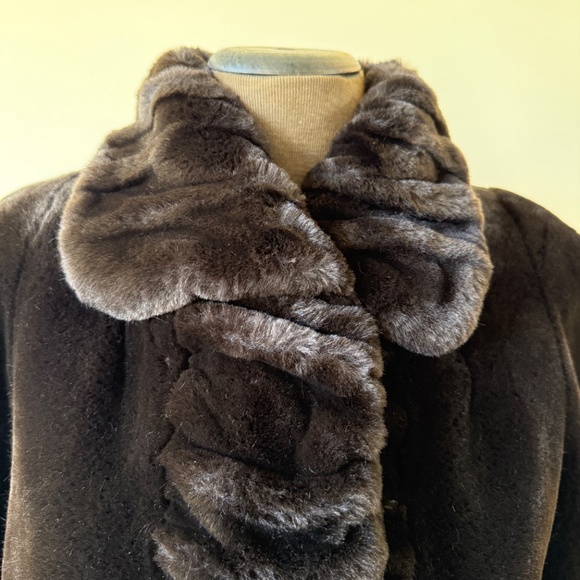 Vintage 90s Elegant full-length faux-fur coat in deep espresso/chocolate - Picture 6 of 14